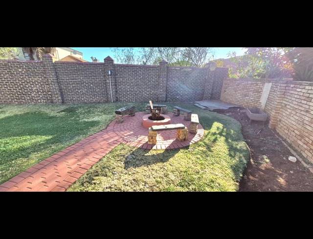 2 BEDROOM TOWNHOUSE FOR SALE IN HEUWELSIG ESTATE